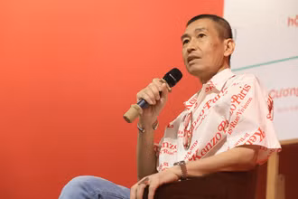 Họa sĩ Lê Thiết Cương tại buổi ra mắt sách “Trò chuyện với hội họa”. (Ảnh: Ban tổ chức)