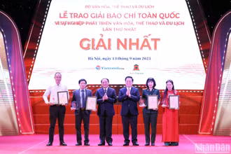 Lễ trao giải Báo chí toàn quốc “Vì sự nghiệp phát triển Văn hóa, Thể thao và Du lịch” lần thứ nhất. (Ảnh: TRẦN HẢI - THỦY NGUYÊN)