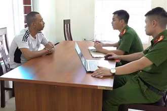 Đối tượng Vũ Anh Tuấn tại cơ quan công an. (Ảnh: Công an Nghệ An)