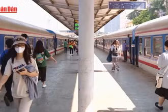 [Video] Người dân chọn đi tàu hỏa để tiết kiệm 40% tiền vé máy bay