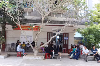 Toàn cảnh người dân trên địa bàn huyện Tiên Phước, tỉnh Quảng Nam cũ đến trụ sở Công an xã Tiên Phước làm căn cước công dân.