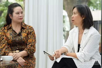 Bà Phạm Thị Kim Oanh, Phó Cục trưởng Bản quyền tác giả, Bộ Văn hóa, Thể thao và Du lịch và bà Phan Cẩm Tú, Ủy viên Ban Thường vụ Hiệp hội Xúc tiến Phát triển Điện ảnh Việt Nam, chuyên gia tư vấn, Hiệp hội Điện ảnh Hoa Kỳ tại buổi tọa đàm. (Ảnh: HỒNG QUÂN)