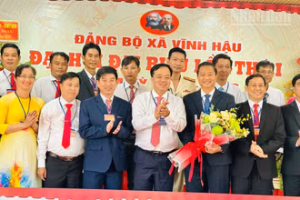 Đồng chí Phó Bí thư Thường trực Tỉnh ủy Cà Mau tặng hoa chúc mừng các đồng chí trong Ban Thường vụ, Ban Chấp hành Đảng bộ xã Vĩnh Hậu, nhiệm kỳ mới 2025-2030. (Ảnh: TRỌNG DUY)