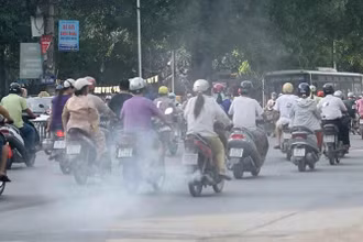 Xe máy là nguồn phát thải chất ô nhiễm lớn nhất trong các loại phương tiện giao thông. (Ảnh: KIÊN TRUNG)