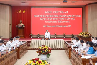 Tổng Bí thư Tô Lâm phát biểu chỉ đạo tại cuộc làm việc với Ban Thường vụ Tỉnh ủy Kiên Giang và Thường trực Tỉnh ủy An Giang. (Ảnh: Thống Nhất/TTXVN)