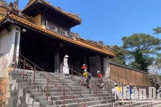Học sinh tham quan tại Lăng vua Tự Đức (Huế).