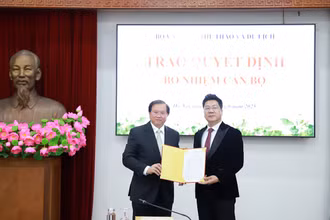 Tiến sĩ, Nghệ sĩ Nhân dân Đỗ Quốc Hưng nhận Quyết định bổ nhiệm từ Phó Giáo sư, Tiến sĩ, Thứ trưởng Tạ Quang Đông.