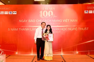 Nhà văn, nhà báo Hoàng Dự - Tổng Biên tập Thời báo Văn học Nghệ thuật trao giải Nhất cho tác giả Mầu Tuệ An.