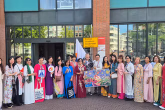 Hành trình nhằm tri ân chính quyền và nhân dân thành phố Amsterdam, kỷ niệm 40 năm thành lập trường THPT Hà Nội – Amsterdam. (Ảnh: Ban tổ chức)