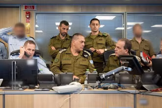 Bức ảnh do Lực lượng Phòng vệ Israel (IDF) công bố ngày 13/6/2025 cho thấy Tổng Tham mưu trưởng IDF, ông Eyal Zamir (ở giữa), đang giám sát các cuộc tấn công của IDF nhằm vào Iran, tại Phòng tình huống của Không quân Israel. (Ảnh: Tân Hoa xã)