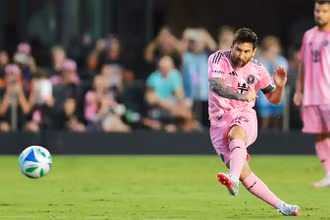 Lionel Messi vừa có bàn thắng thứ 69 từ đá phạt trực tiếp, chỉ còn kém 8 bàn so kỷ lục của "Vua sút phạt" Juninho Pernambucano.