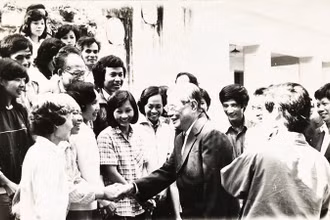 Tổng Bí thư Nguyễn Văn Linh gặp gỡ cán bộ, biên tập viên NXB Kim Đồng. Ảnh: NXB cung cấp