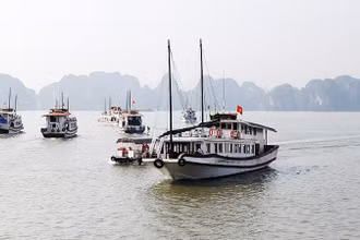 Tỉnh Quảng Ninh vừa tạm dừng cấp phép đối với các phương tiện thủy vận chuyển khách trên địa bàn. Ảnh: MINH LÊ