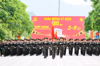 Hơn hai tháng tập luyện đã giúp những bước chân của các chiến sĩ trở nên đều đặn, mạnh mẽ hơn.