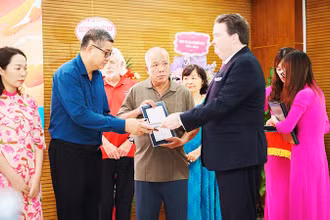 Đại sứ Mỹ Marc Knapper trao Kỷ vật chiến tranh cho con trai liệt sĩ Trần Lũy tại Lễ trao trả Hồ sơ chứng tích chiến tranh tại Trung tâm Lưu trữ quốc gia III, ngày 10/7/2025.