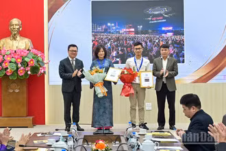 Các tác giả giành giải A tại lễ trao giải.
