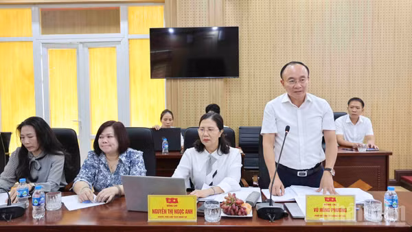Đồng chí Vũ Hồng Phương, Phó Bí thư Thường trực Đảng ủy xã Bát Xát chia sẻ kinh nghiệm triển khai mô hình “Thôn số”. (Ảnh: CÔNG HẢI)