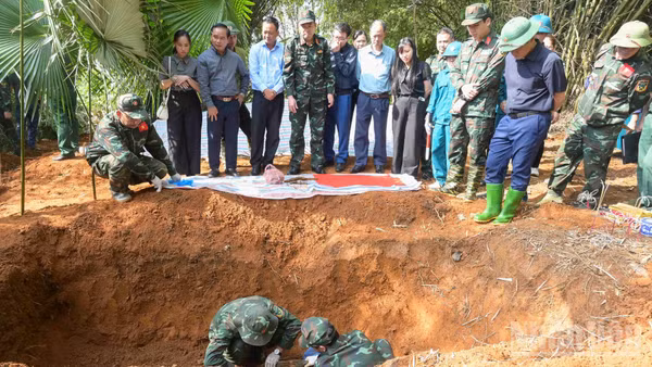 Lực lượng chức năng cất bốc hài cốt liệt sĩ tại khu vực đồi Đá Vôi, phường Cam Đường. (Ảnh: CÔNG HẢI)
