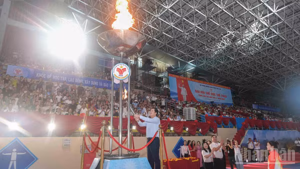 Đồng chí Dương Quốc Huy, Bí thư Tỉnh ủy Lào Cai thực hiện nghi thức thắp lửa, mở đầu cho hành trình tranh tài, cống hiến và chinh phục những đỉnh cao mới tại Đại hội Thể dục thể thao tỉnh Lào Cai lần thứ I, năm 2026. (Ảnh: CÔNG HẢI)