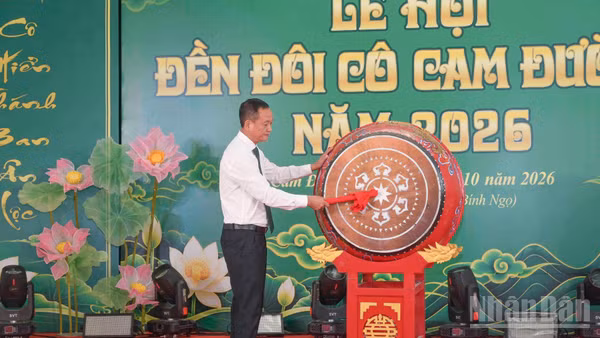 Đồng chí Vũ Hùng Dũng, Bí thư Đảng ủy, Chủ tịch Hội đồng nhân dân phường Cam Đường đánh trống khai hội. (Ảnh: CÔNG HẢI)