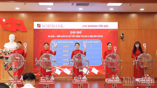 Lễ quay số được tổ chức công khai, minh bạch, xác định các khách hàng may mắn trúng thưởng với tổng cộng 122 giải thưởng hấp dẫn. (Ảnh: TÂM THỜI)