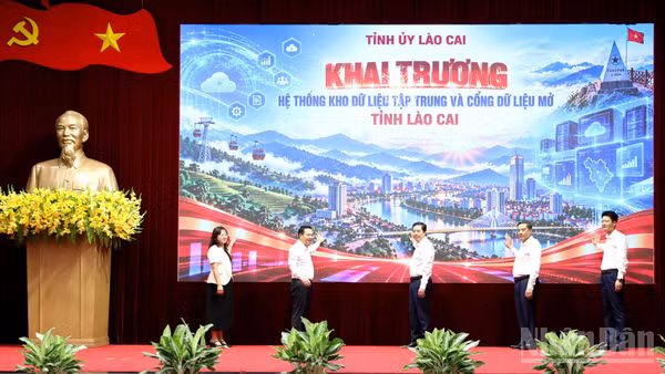 Các đồng chí lãnh đạo tỉnh Lào Cai thực hiện nghi thức khai trương kho dữ liệu dùng chung và cổng dữ liệu mở tỉnh. (Ảnh: Cổng thông tin điện tử tỉnh Lào Cai)