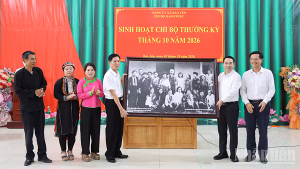 Đồng chí Nguyễn Tuấn Anh, Chủ tịch Ủy ban nhân dân tỉnh Lào Cai tặng quà cho Chi bộ thôn Hạnh Phúc. (Ảnh: CÔNG HẢI)