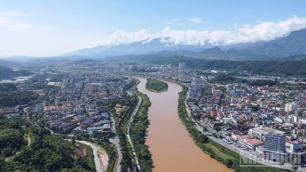 Dự án đầu tư xây dựng tuyến đường sắt Lào Cai-Hà Nội-Hải Phòng tạo động lực cho tỉnh Lào Cai phát triển. (Ảnh: CÔNG HẢI)