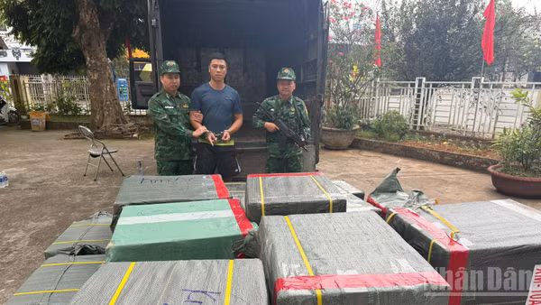 Đối tượng Trần Quang Khải cùng tang vật và phương tiện bị bắt giữ. (Ảnh: TÂM THỜI)