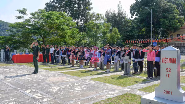 Tiết học biên cương được tổ chức dưới chân Cột cờ Lũng Pô - nơi con sông Hồng chảy vào đất Việt, cột cờ cao 31,43m tượng trưng cho đỉnh Fansipan nóc nhà Đông Dương cao 3.143m. (Ảnh: CÔNG HẢI)