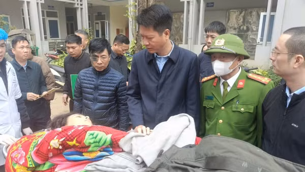 Đồng chí Nguyễn Thế Phước, Phó Chủ tịch Thường trực Ủy ban nhân dân tỉnh Lào Cai thăm hỏi các nạn nhân bị thương trong vụ tai nạn.