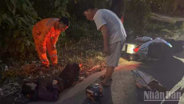 Nhân viên Điện lực Trấn Yên hỗ trợ các nạn nhân bị tai nạn giao thông. (Ảnh: Công ty Điện lực Lào Cai cung cấp)