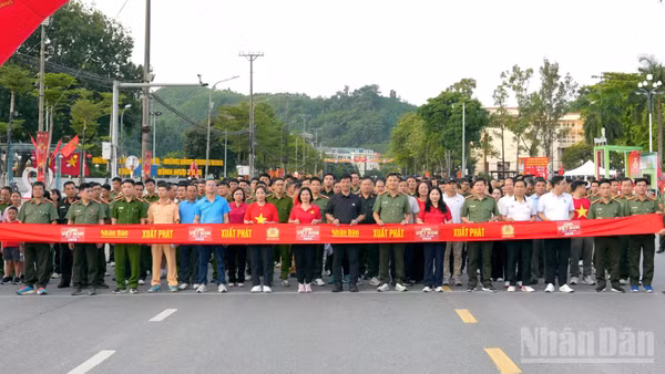 Hơn 34 nghìn người tham dự sự kiện “Cùng Việt Nam tiến bước” năm 2026 tại Lào Cai. (Ảnh: CÔNG HẢI)
