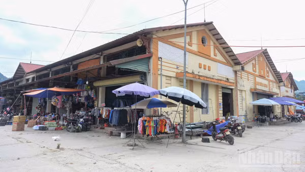 Chợ Mường Khương được đưa vào sử dụng từ năm 2014, nhiều hạng mục cần sửa chữa, xây mới, góp phần thúc đẩy phát triển kinh tế-xã hội ở địa phương. (Ảnh: CÔNG HẢI)
