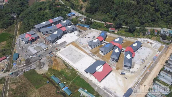 Trường phổ thông nội trú tiểu học và trung học cơ sở Mường Khương đang dần hoàn thiện những hạng mục cuối. (Ảnh: CÔNG HẢI)