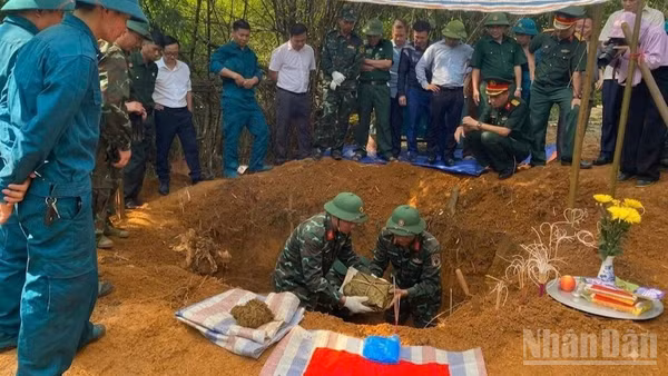 Lực lượng chức năng tổ chức khai quật, cất bốc 2 phần mộ liệt sĩ tại khu vực đồi Đá Vôi, Tổ 39, phường Cam Đường. (Ảnh: CÔNG HẢI)