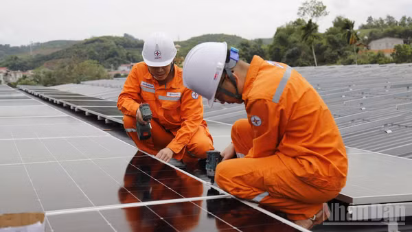 Hệ thống điện mặt trời mái nhà được lắp đặt tại Công ty Điện lực Lào Cai góp phần tiết kiệm chi phí và nâng cao hiệu quả sử dụng năng lượng. (Ảnh: Công ty Điện lực Lào Cai)