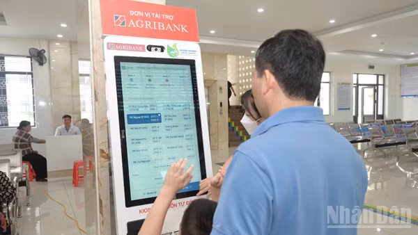 Ki-ốt y tế thông minh góp phần rút ngắn thời gian làm thủ tục hành chính cho bệnh nhân. (Ảnh: CÔNG HẢI)