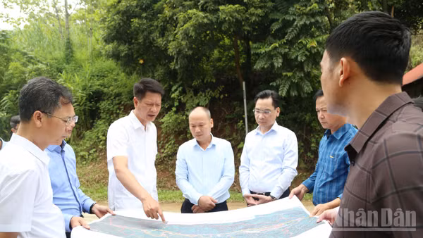 Lãnh đạo tỉnh Lào Cai kiểm tra các dự án tái định cư tại xã Bảo Hà. (Ảnh: CÔNG HẢI)