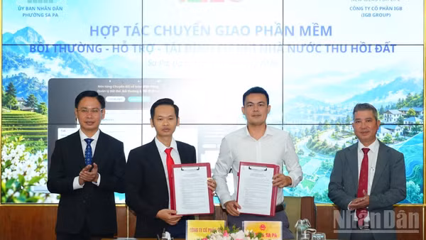 Ủy ban nhân dân phường Sa Pa và Công ty cổ phần IGB ký kết hợp tác, chuyển giao công nghệ. (Ảnh: CÔNG HẢI)