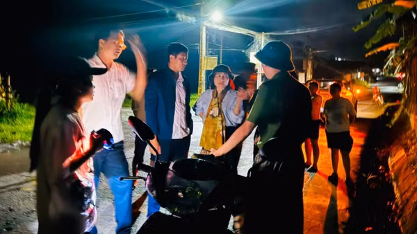 Lãnh đạo Đảng ủy, Ủy ban nhân dân xã Bản Xèo trực tiếp chỉ đạo công tác hỗ trợ, di dời 16 hộ dân có nguy cơ sạt lở đến nơi an toàn.