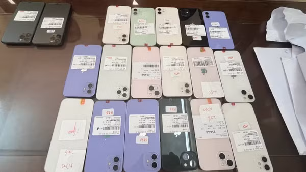 Tang vật gồm 28 chiếc điện thoại iPhone đã qua sử dụng.