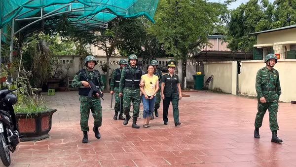 Lực lượng chức năng áp giải các đối tượng phạm tội mua bán người qua biên giới.