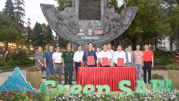 Các đơn vị ký kết biên bản ghi nhớ hợp tác triển khai “Green Sa Pa”. (Ảnh: CÔNG HẢI)