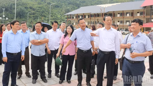 Thứ trưởng Giáo dục và Đào tạo Phạm Ngọc Thưởng cùng Đoàn công tác kiểm tra thực tế tại Trường phổ thông nội trú tiểu học và trung học cơ sở Mường Khương. (Ảnh: CÔNG HẢI)