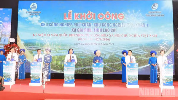 Các đại biểu thực hiện nghi thức khởi công Dự án đầu tư xây dựng và kinh doanh kết cấu hạ tầng khu công nghiệp Phú Xuân và Khu công nghiệp Phú Xuân 1. (Ảnh: TÂM THỜI)