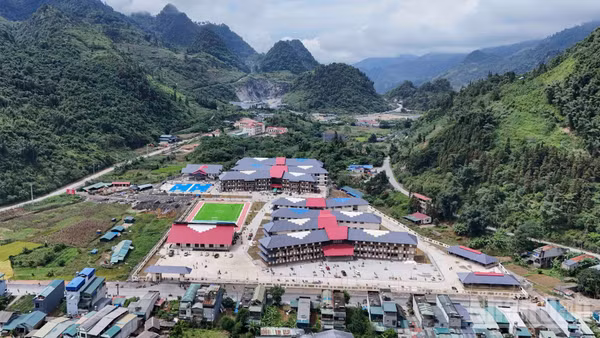 Trường phổ thông nội trú tiểu học và trung học cơ sở Mường Khương được đầu tư đồng bộ với tổng mức 255 tỷ đồng, đáp ứng quy mô 28 lớp với 980 học sinh. (Ảnh: CÔNG HẢI)