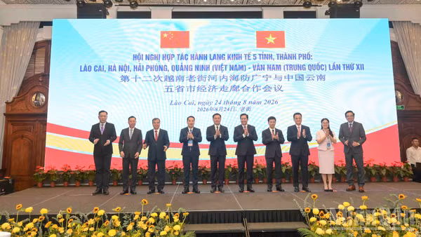 Lãnh đạo các địa phương tham dự Hội nghị hợp tác hành lang kinh tế chụp ảnh lưu niệm. (Ảnh: CÔNG HẢI)