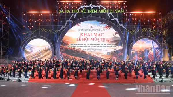 Chương trình nghệ thuật đặc biệt với chủ đề “Sa Pa-Thu về trên miền di sản” đã mang đến cho người dân và du khách những trải nghiệm đáng nhớ. (Ảnh: CÔNG HẢI)