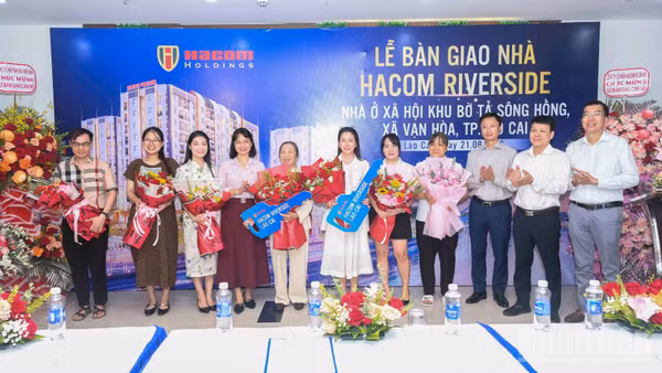 Các đại biểu thực hiện nghi thức bàn giao căn hộ cho những cư dân đầu tiên tại Hacom Riverside, phường Lào Cai. (Ảnh: CÔNG HẢI)